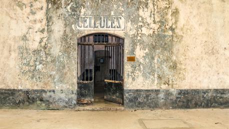 Das Gittertor ist der Eingang zu den kleinen Gefängniszellen.